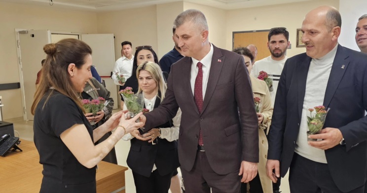 Kocaeli'de Başkan Sezer’den hemşirelere sürpriz kutlama