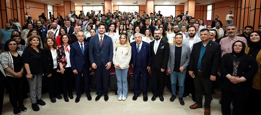  ABDULKADİR KONUKOĞLU: -“TEKSTİL SEKTÖRÜ SIKINTILI BİR DÖNEMDE AMA ASLA BİTMEZ”