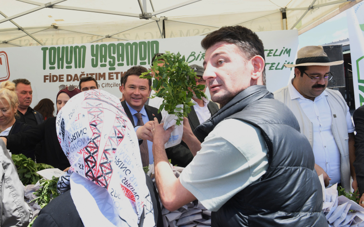 Bursa'da Osmangazi Belediyesi’nden ücretsiz fide dağıtımı