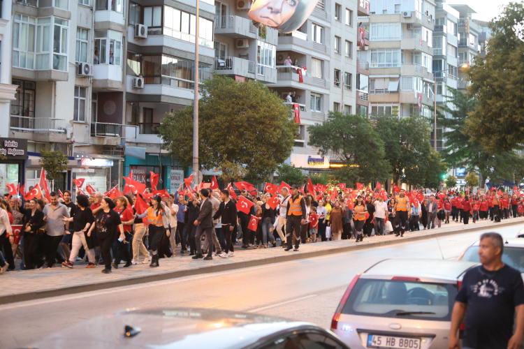 Karabağlar’da 19 Mayıs coşkusu yürüyüşle başladı