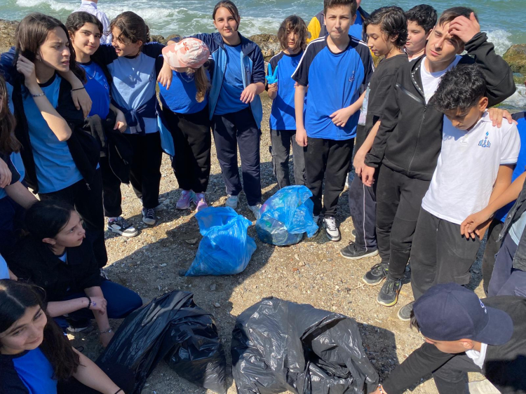 Mudanya'da ortaokul öğrencilerinden sahil temizliği