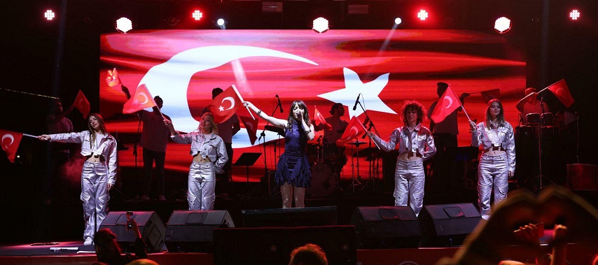 Şarkıcı Melis Fis, 19 Mayıs coşkusunu Merkezefendi'de doruklara çıkardı