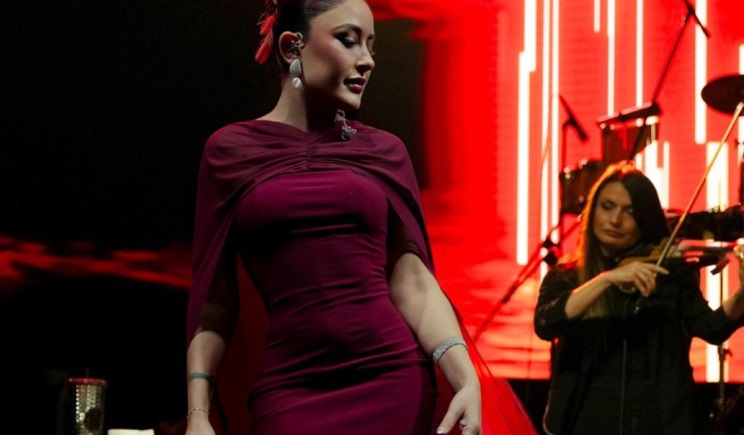Melek Mosso depremzedeler için sahne aldı