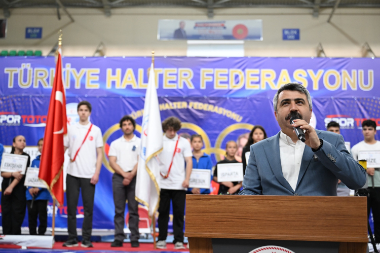 Naim Süleymanoğlu Spor Kompleksi’nde halter rüzgarı