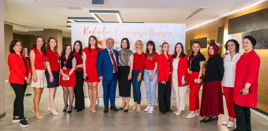 Kadınlar kalpleri için kırmızıya geçti