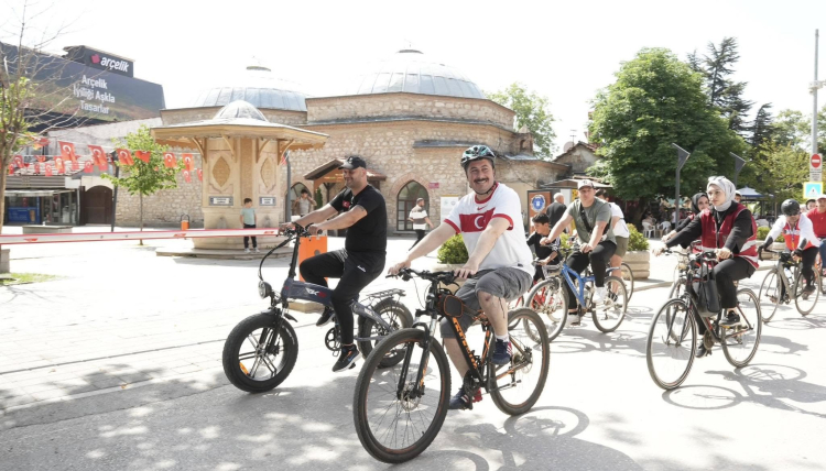 Bisiklet tutkunları Bursa Yenişehir'de doğa için pedalladı