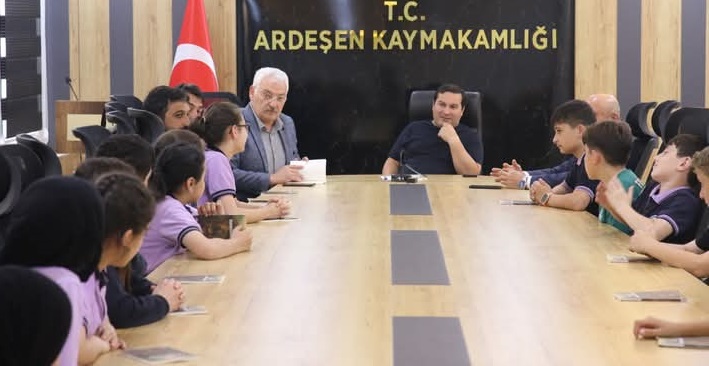 Genç Yazarlar, Ardeşen Kaymakamı Altay’ı Ziyaret Ederek Kitaplarını Takdim Etti