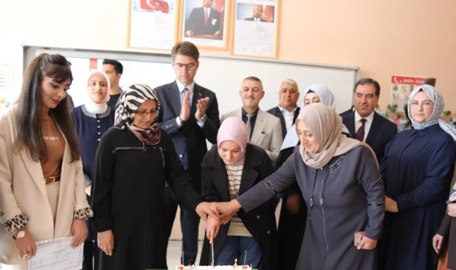Van'da 'Ebeveyn Okulu'nda mezuniyet sevinci