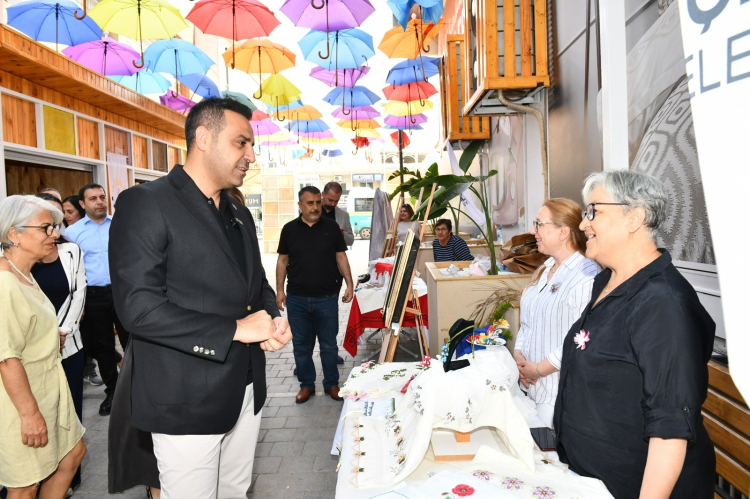 İzmir Çiğli’de kadınların el emeği ürünleri görücüye çıktı