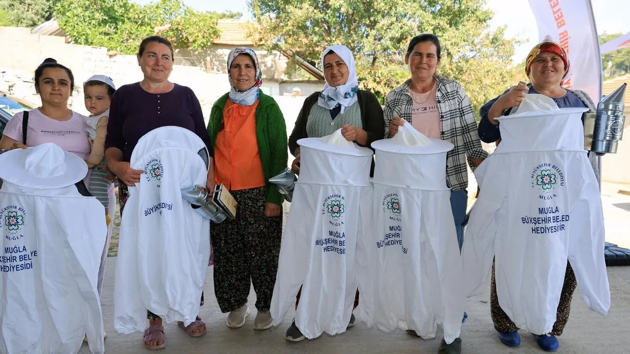 Muğla’da arıcılara ekipman desteği