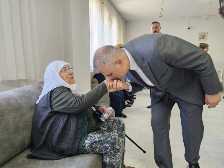 Gölcük protokolünden huzurevi sakinlerine sürpriz ziyaret
