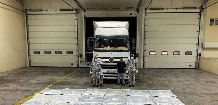 Nahçıvan gümrük yetkilileri, Türkiye'ye seyreden TIR'da 77 kilogram uyuşturucu ele geçirdi