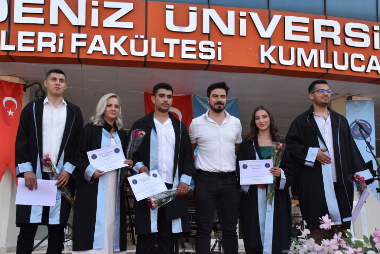 Akdeniz Üniversitesi Kumluca MYO'da mezuniyet coşkusu