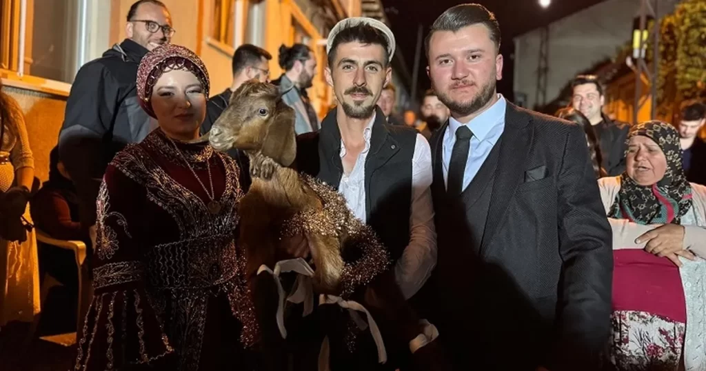 Bilecik Pazaryeri'nde gelenekler mizahla buluştu