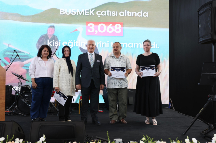 BUSMEK'in yıl sonu sergisinde el emekleri görücüye çıktı