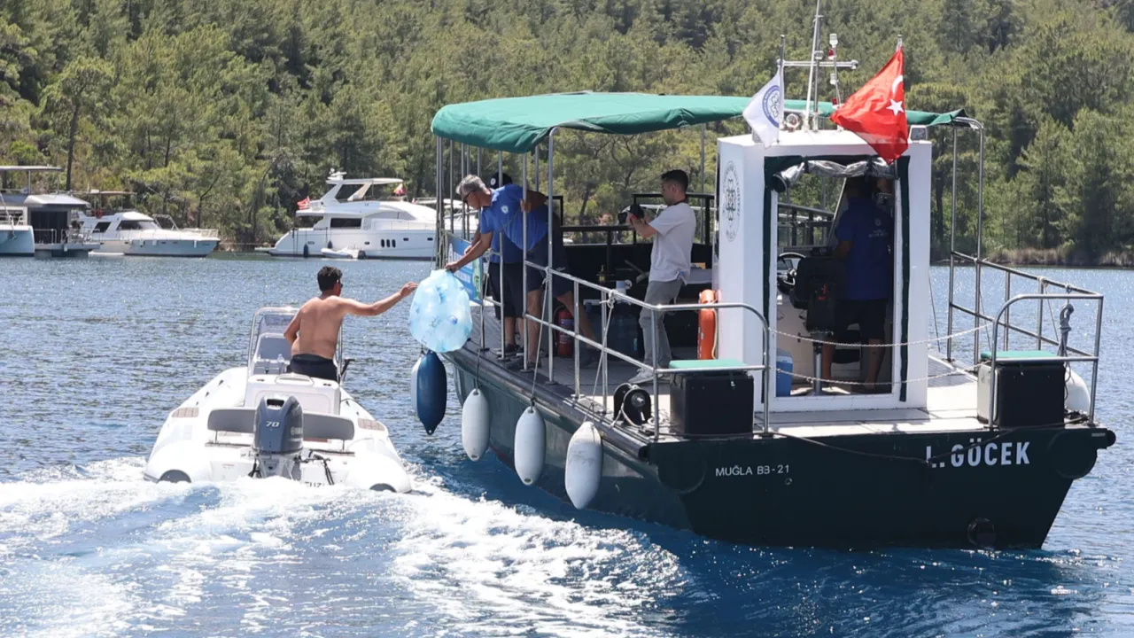 Muğla’nın mavi koyları 8 atık alım teknesiyle korunuyor