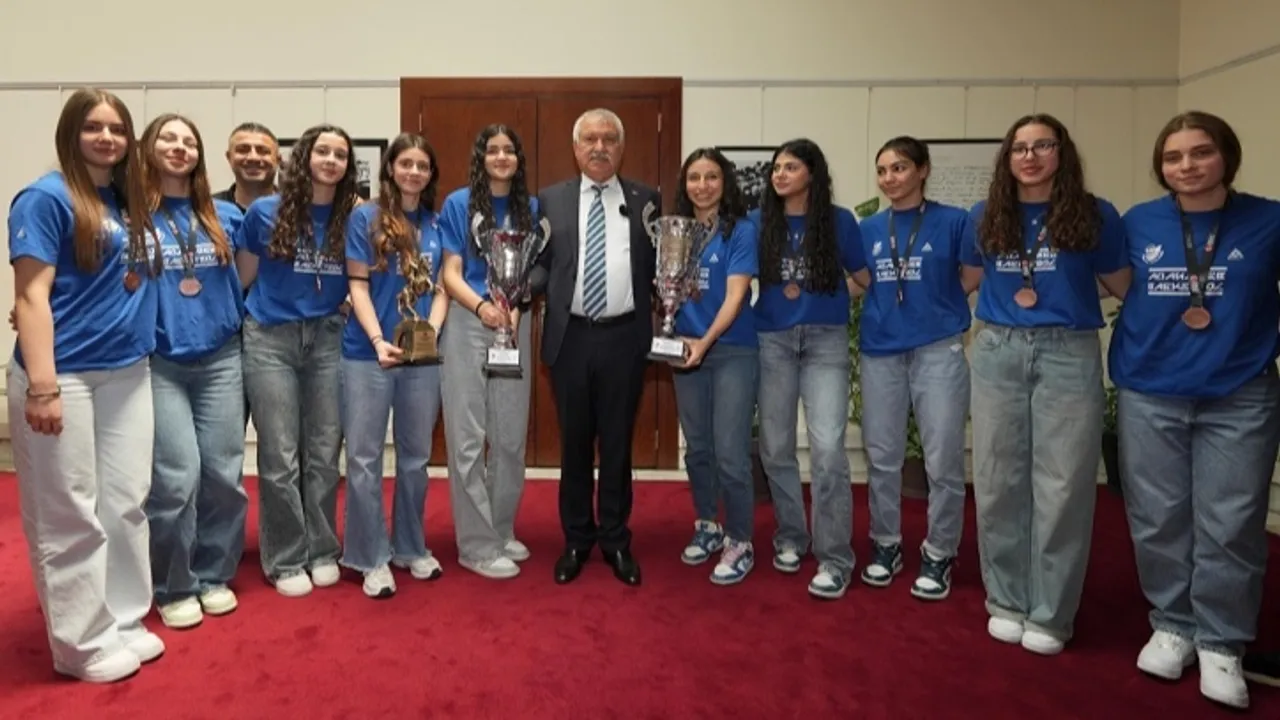 Adana Büyükşehir Belediyesi'nin kız takımından büyük başarı