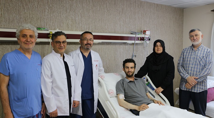 Aort Yırtığı 8 Saat Süren Hibrit Ameliyatla Başarıyla Tedavi Edildi