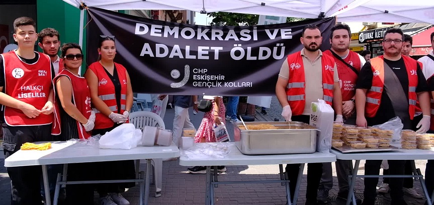 CHP Eskişehir Gençlik Kolları demokrasi ve adalet helvası dağıttı