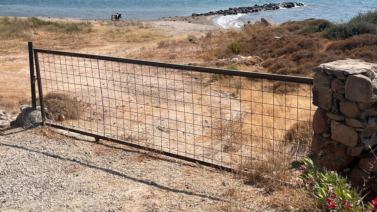 Çeşme Mersin Koyu’na Demir Kilit: Vatandaşın Sahile Erişimi Engellendi