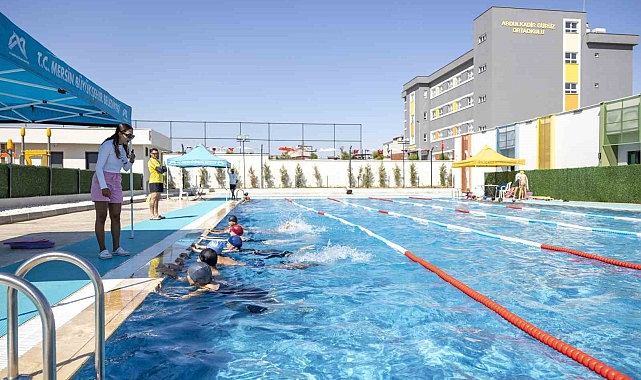 Mersin’de 7’den 70’e Herkes Eğlenerek Yüzme Öğreniyor