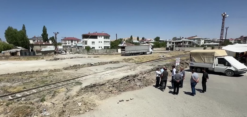 Van’da Devlet Demiryolları tarafından kapatılan yola mahalleli tepkili