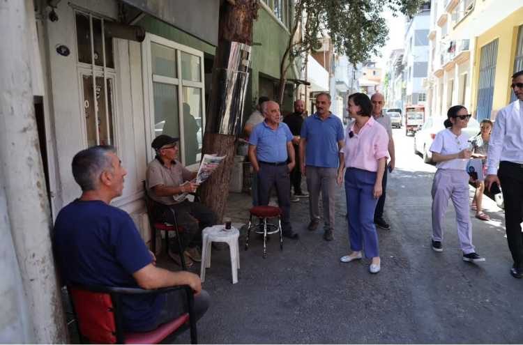 İzmir Karabağlar'da sorunlara muhtarlarla yerinde çözüm