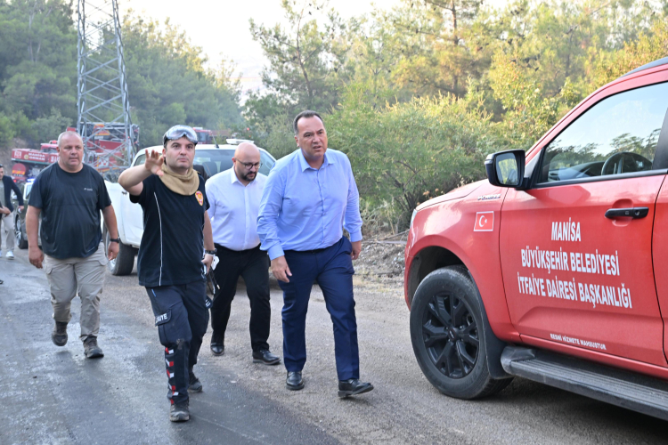 Manisa İtfaiyesi'nden Kayapınar yangınına müdahale