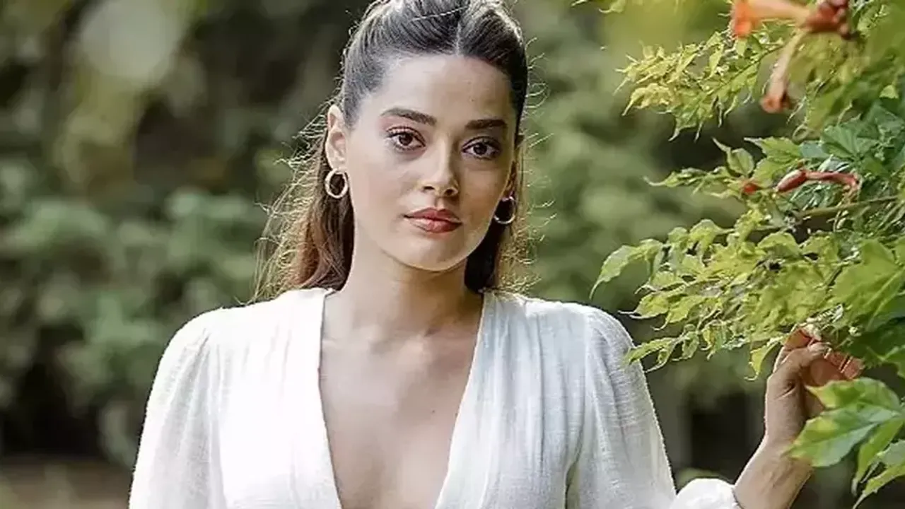 Simay Barlas yaz tatiline fit vücuduyla damga vurdu...