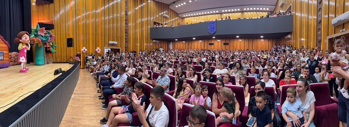 Niloya, Bulgaristan'da Çocukların Kalbini Kazandı