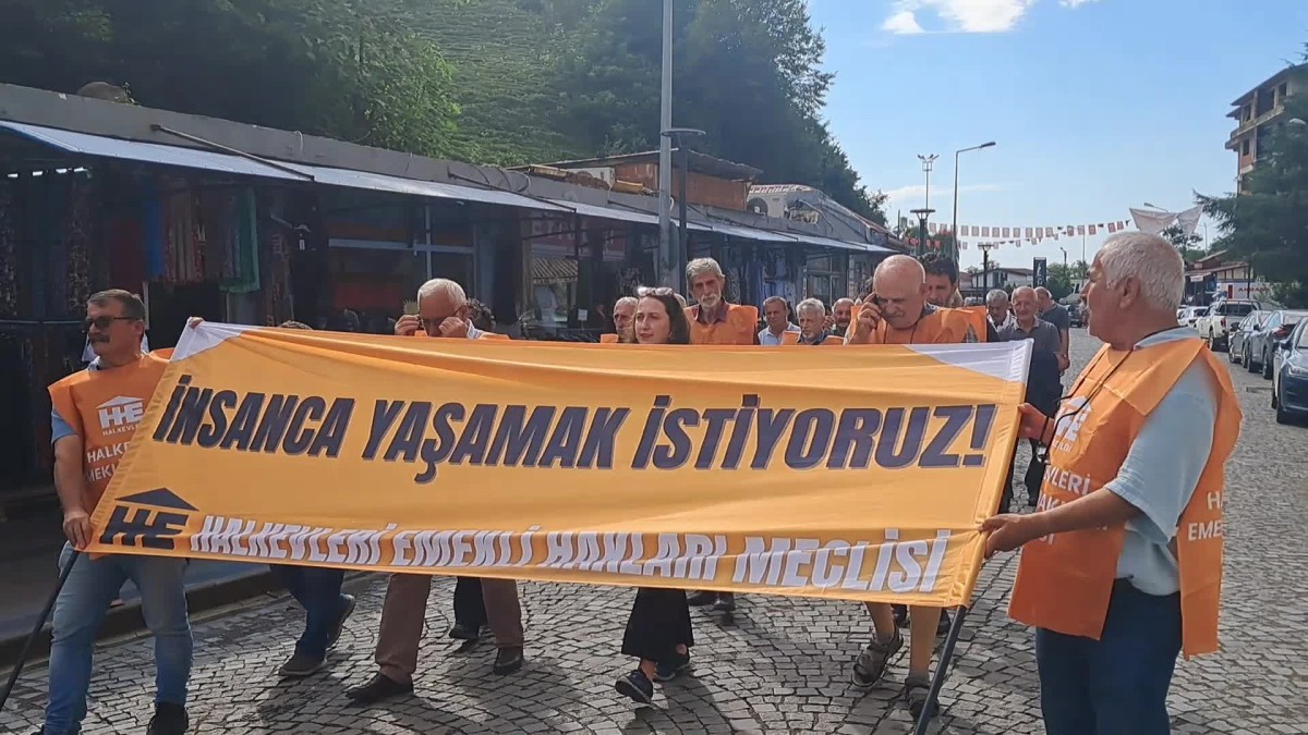 Halkevleri’nden emekli hakları için Kemalpaşa’da eylem: “Bu karanlığı birlikte aşacağız”
