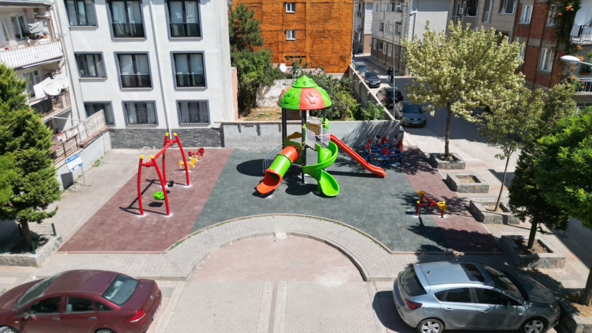 Bursa İnegöl Belediyesi eskiyen çocuk parklarını yeniliyor