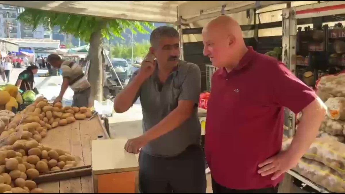 CHP’li Bayraktutan’a pazarda dert yanan esnaf: Patates 12 buçuk, çay 15 lira… Mazot 55 lira
