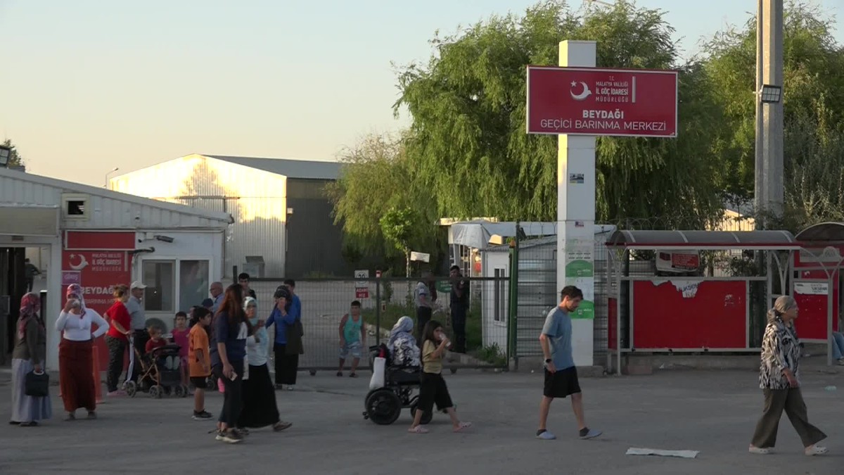 Malatyalı depremzede, gözyaşları içinde konteyner kentin boşaltılması için tebligat geldiğini anlattı