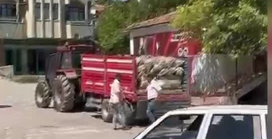 Bir traktör patatesi köy meydanına dökerek üreticinin sorunlarına dikkat çekmek isteyen çiftçiye soruşturma