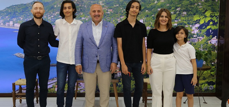 Çayeli’nde Dereceye Giren Öğrenciler Başkanlık Makamında Ağırladı
