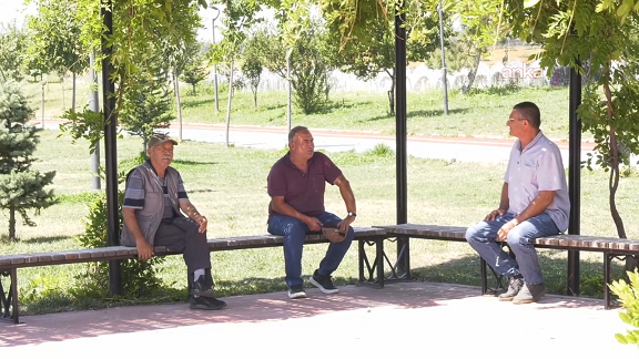 Emekliler maaşlardan şikayetçi: “Ancak böyle yemeden, içmeden parklarda duruyor emekliler.