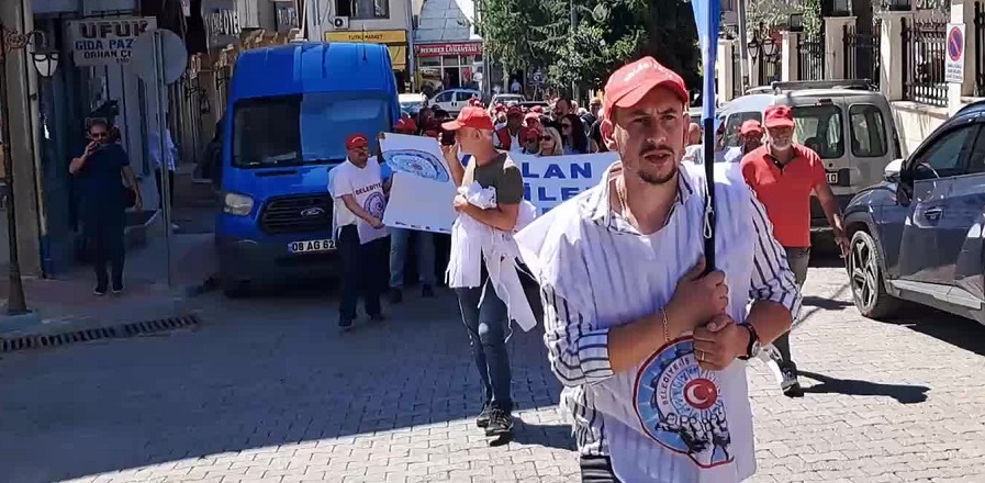 Şavşat’ta mahkeme kararıyla işe iade edilen işçilerin kurduğu çadırı polis kaldırdı