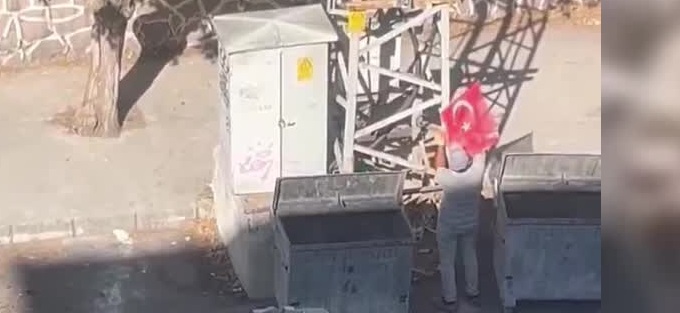  Ercengiz, temizlik işçisi Zengin'e çöpten bulduğu bayrağı direğe astığı için teşekkür etti