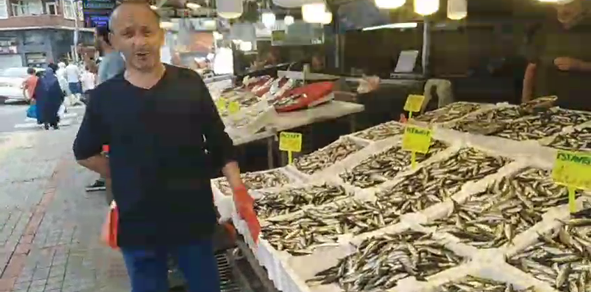 Rize’de Balık Sezonu Açıldı: Hamsi 300 TL, İstavrit 100 TL’den Tezgâhlarda