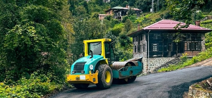 Rize’de Köy Yollarında Asfaltlama Çalışmaları Sürüyor