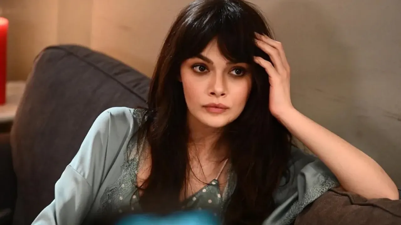 Uzak Şehir’in Alya’sı Sinem Ünsal Aşka Geldi: Berk Cankat’ı Paylaşıp “Özledim” Dedi