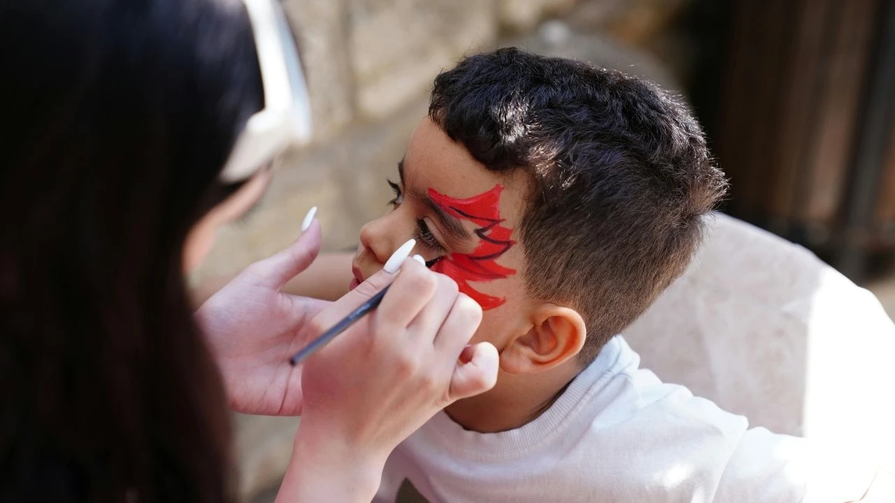 Sağlık Bakanlığı’ndan çocuklarda yüz boyalarına uyarı: “Güvenlik testi yapılmamış ürünlerden uzak durun”