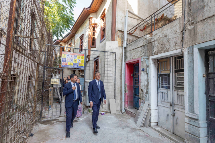 İzmir’in tarihi yapıları gün yüzüne çıkıyor