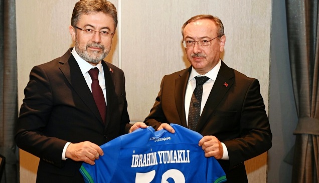 Genel Müdür Âlim, Bakan Yumaklı'ya Çaykur Rizespor Forması Hediye Etti