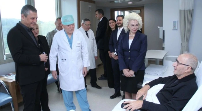 Özgür Özel’den Rizeli Ünlü Hoca Haberal’a Övgü: “Türkiye’nin Onurudur”