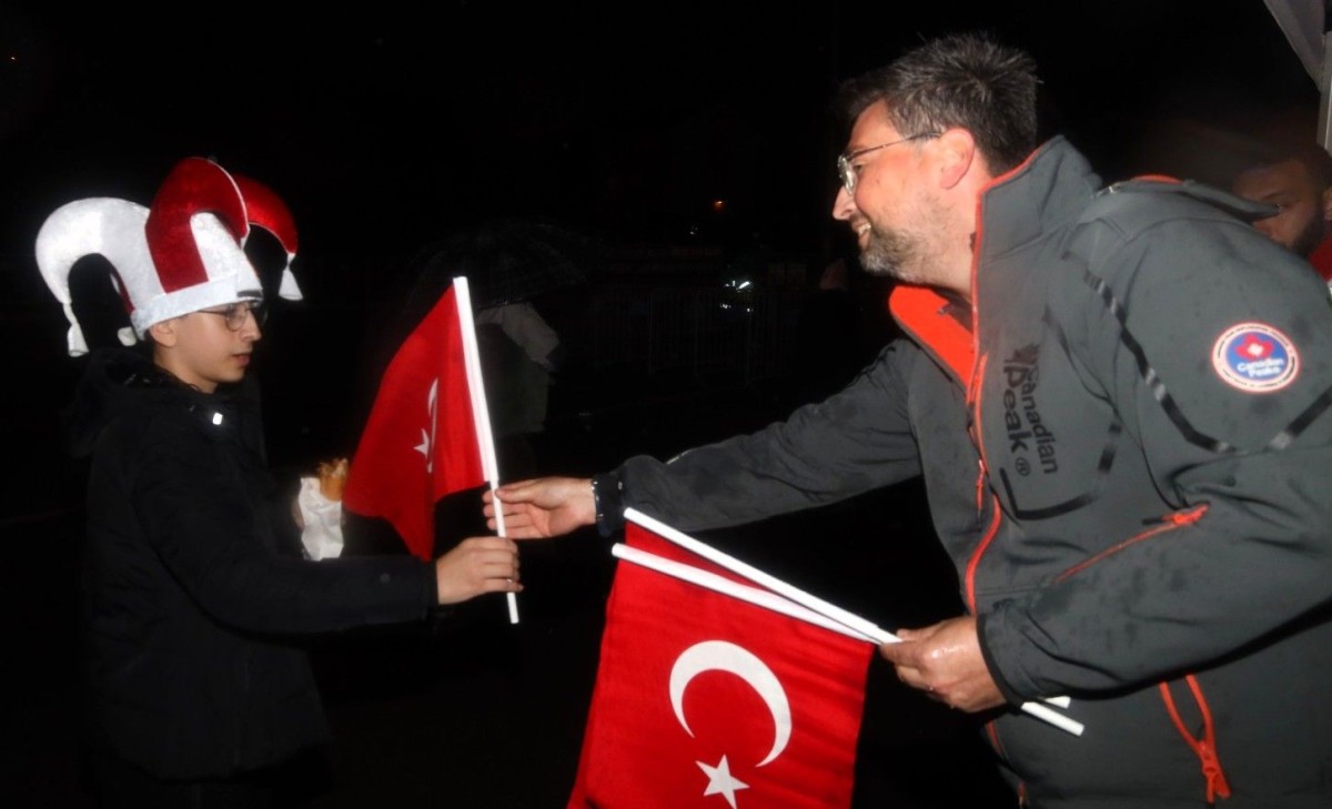 Kocaeli kırmızı beyaza büründü