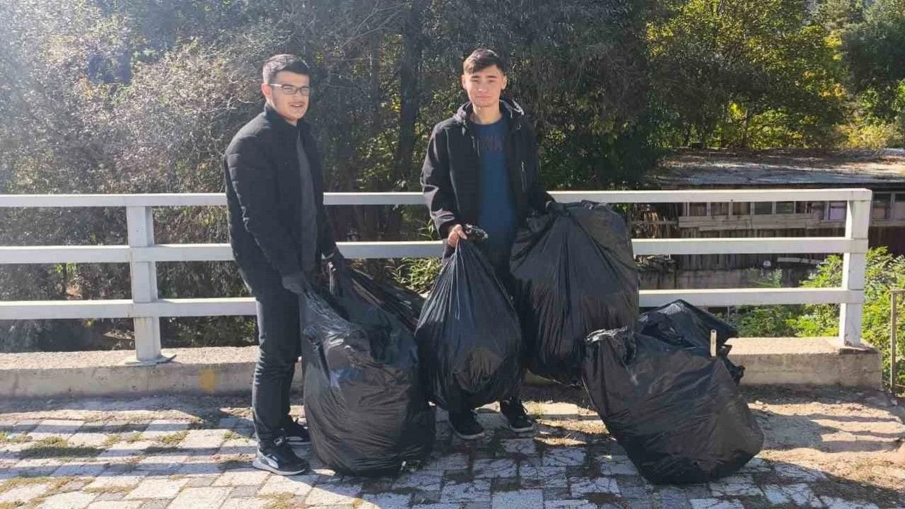 Gümüşhane’de üniversite öğrencileri Harşit Çayı’nı çöplerden arındırdı