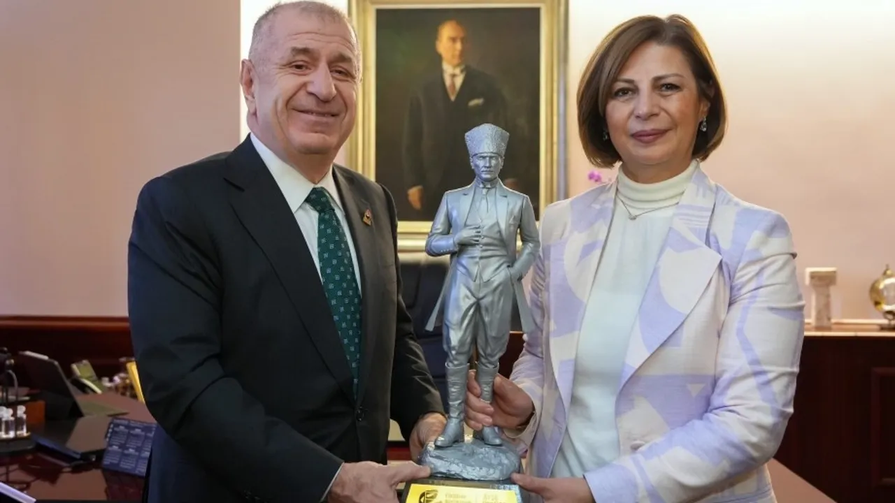 Ümit Özdağ'dan CHP'li başkana ziyaret