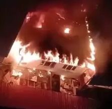 Rize’ de 2 Katlı Ev Alevlere Teslim Oldu, Yangın Halı Fabrikasına Sıçramadan Söndürüldü